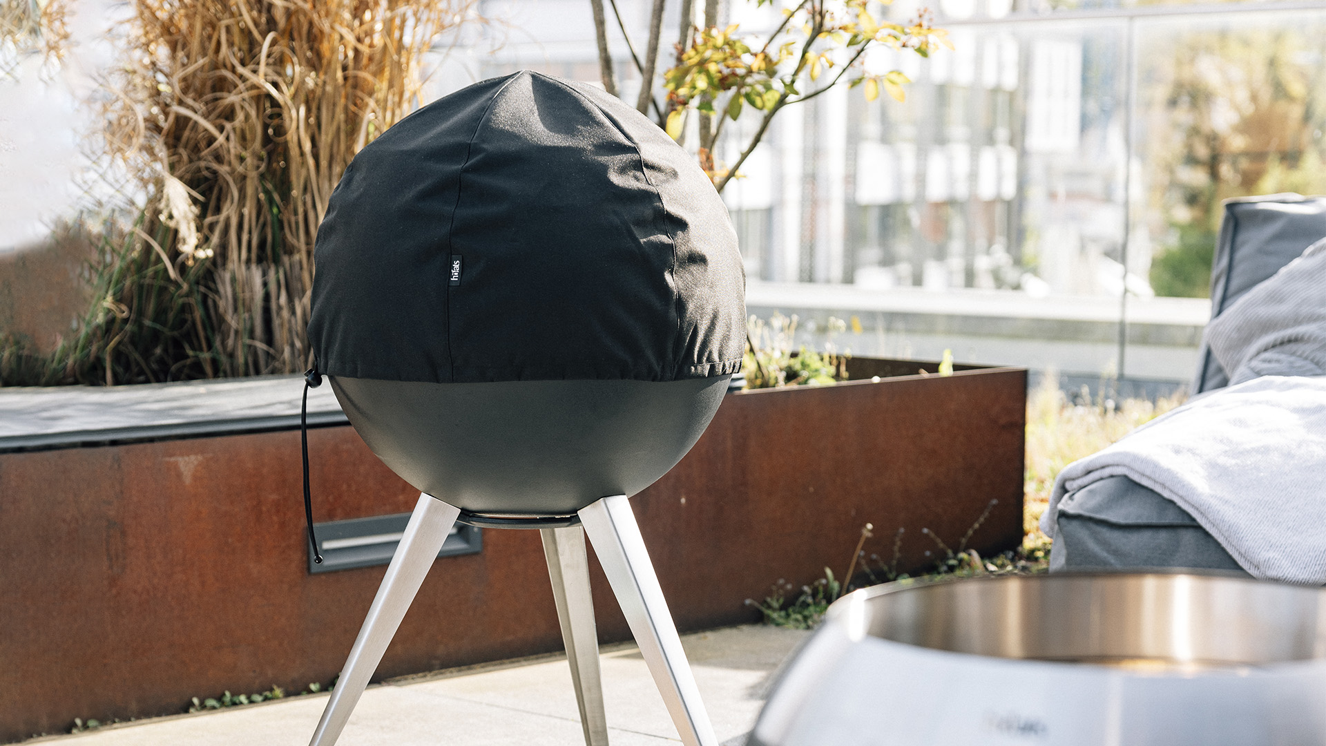 The 00815 Moon 45 Cover integrates seamlessly into the setting, where a moon is shown fully covered.