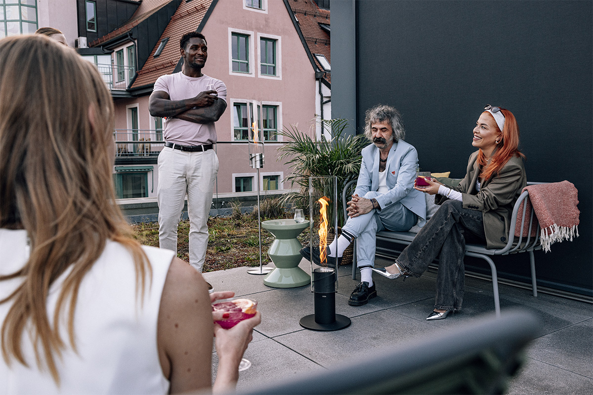 Scene showing a woman sitting on a bench, where the 00630 Spin 1500 elevation black stands out for its practical elegance.