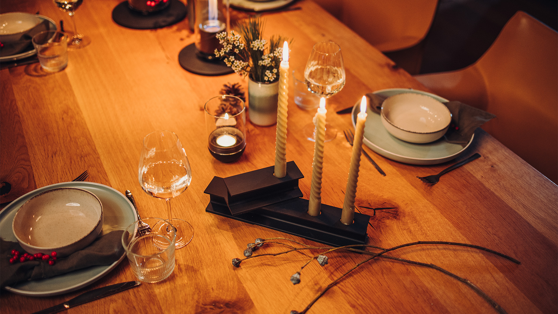 The 00800 Henry Metal I black is shown as a table with a candle, plates and glasses on it, creating a stylish and accessible visual.