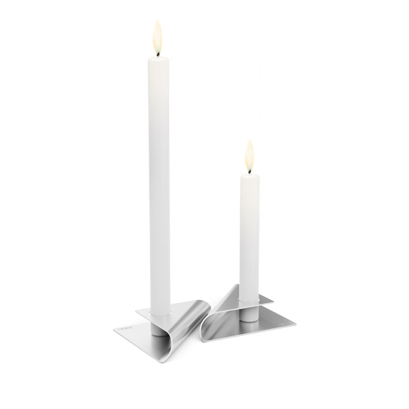 SQUARE CANDLE Candleholder silver Depicted here is a pair of candles with a white candle, with the SQUARE CANDLE Candleholder silver.