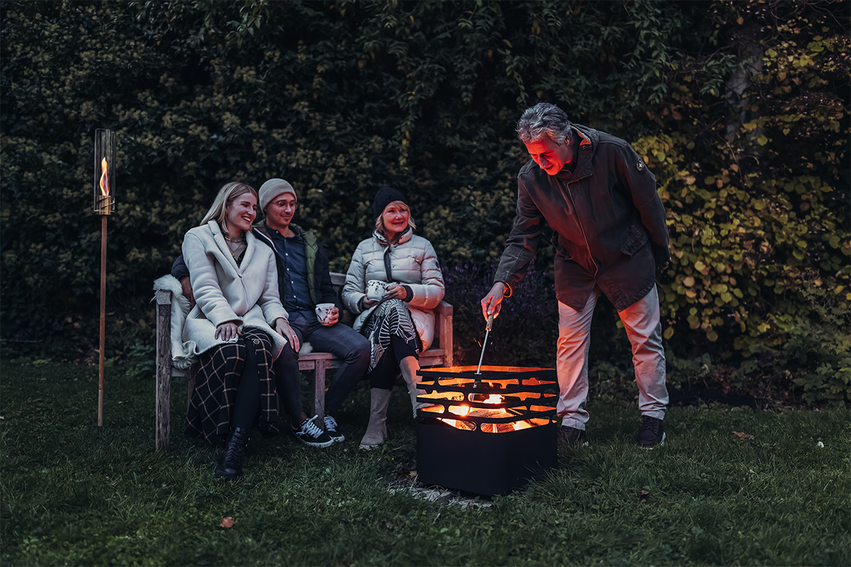 Blow poker with stainless steel base Experience a group of people sitting around a fire pit with the refined touch of the 00581 Blow poker