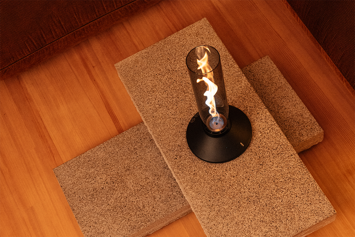 SPIN X 1200 Tabletop Fireplace all black SPIN X all black auf einem Wohnzimmertisch