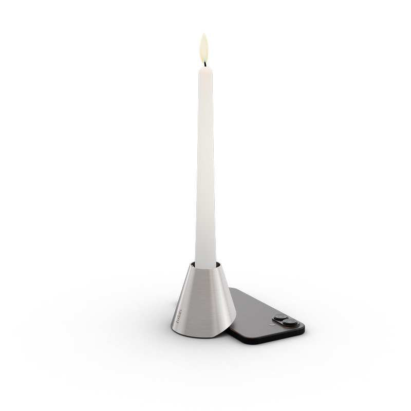 DIGI DETOX Candleholder Studiobild von einem Digi Detox mit Kerze und Smartphone darunter.