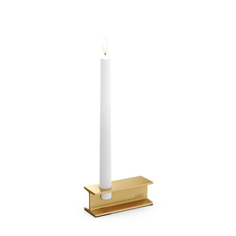 HENRY METAL I Candleholder gold The photo presents a white candle on a gold stand, with the HENRY METAL I Candleholder gold.