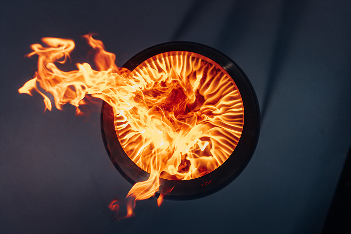 A fire burning in a black bowl, enriched by the presence of the 00716 Moon 45 with low stand, which merges design with utility.