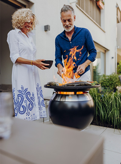 Zwei Leute grillen auf dem MOON