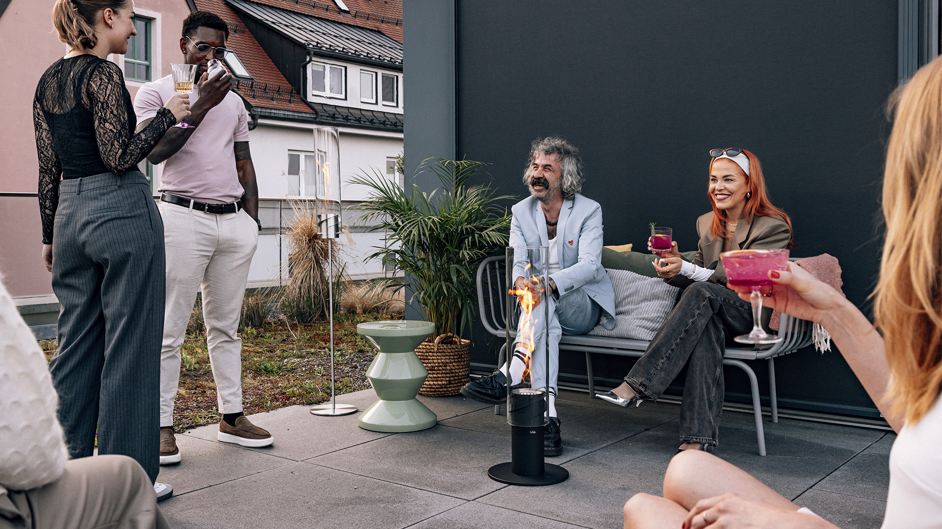 The 00630 Spin 1500 elevation black is shown as a group of people sitting on a patio, creating a stylish and accessible visual.