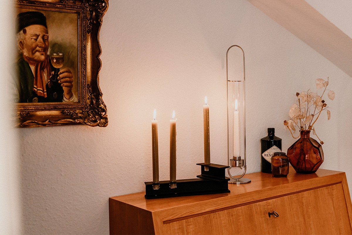 HENRY METAL I Candleholder black An image showing a picture of a man is on the wall, with the HENRY METAL II Candleholder black.