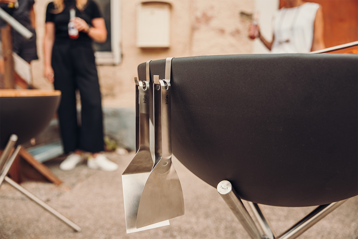 BOWL Hook An inviting scene with a Bowl firebowl, highlighted by the presence of the Grilltool Set, showing the different tools hanging from the bowl