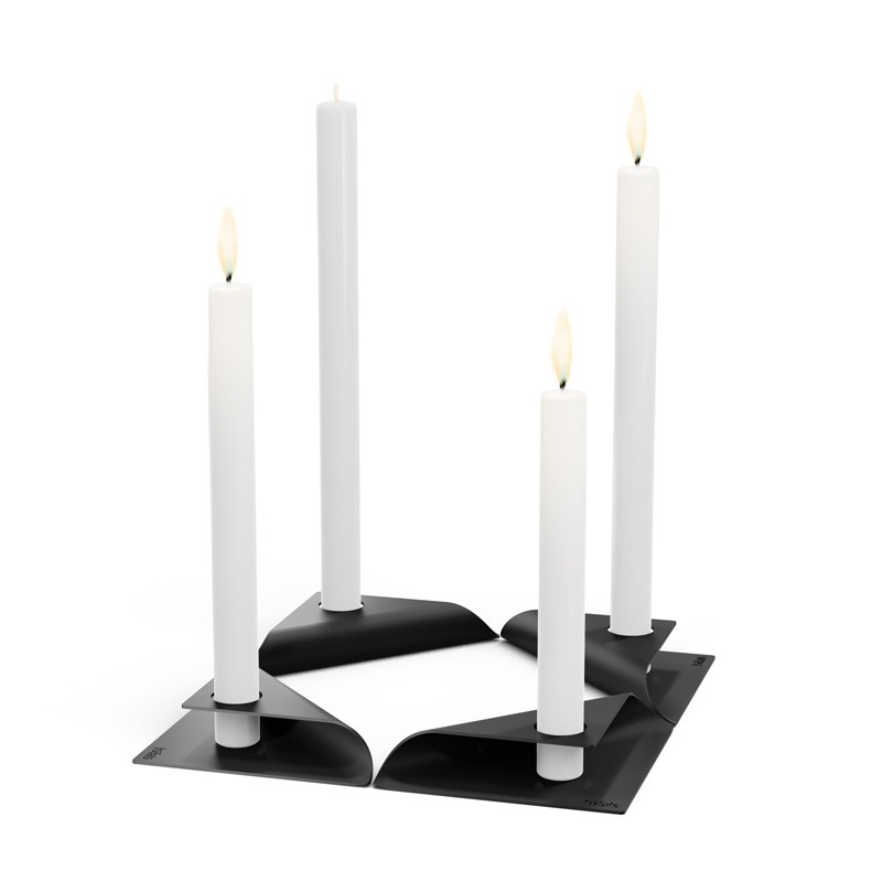 SQUARE CANDLE Candleholder Set black The photo presents a pair of white candles on a black stand, with the SQUARE CANDLE Candleholder Set black.