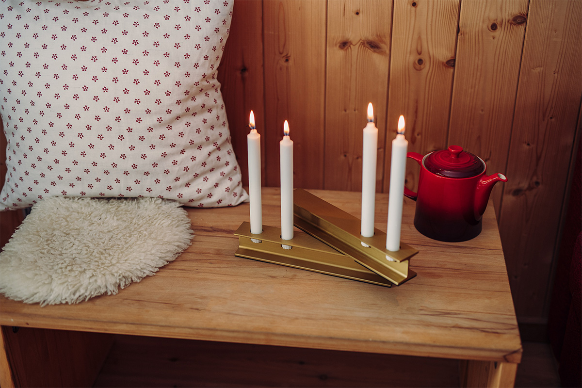 Experience a coffe pot and a pillow sitting on a small table with candles with the refined touch of the 00662 Henry Metal II Gold