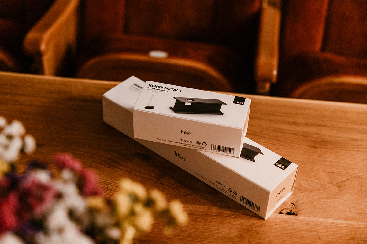 HENRY METAL I Candleholder black A white box on a table showing the packaging of 00659 Henry Metal I black