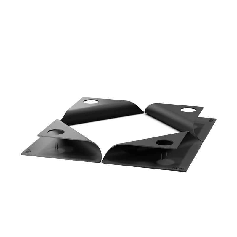 A pair of black metal shapes, he Square Candle Candleholder Set black complements the moment with its thoughtful design.
