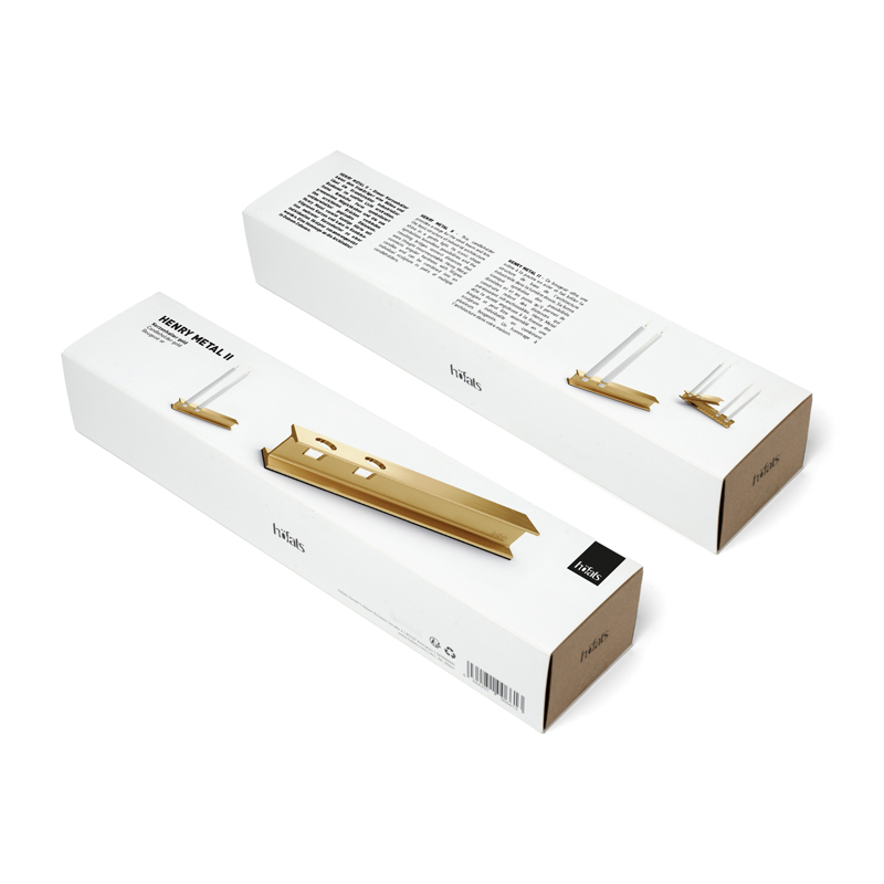 HENRY METAL II Candleholder gold An inviting scene highlights the Henry Metal II Gold Packaging, blending effortlessly into its surroundings.