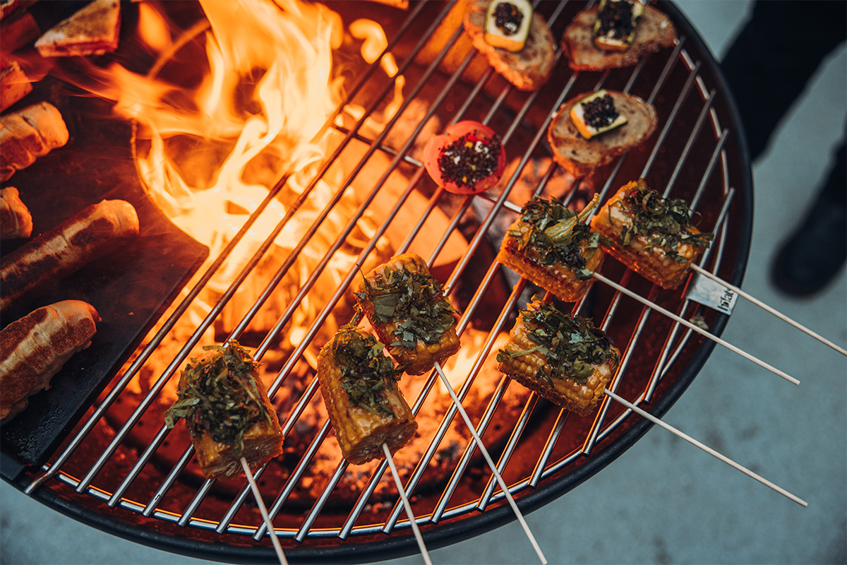 Depicted here is a grill with food on it, with the BOWL 70 Grid.