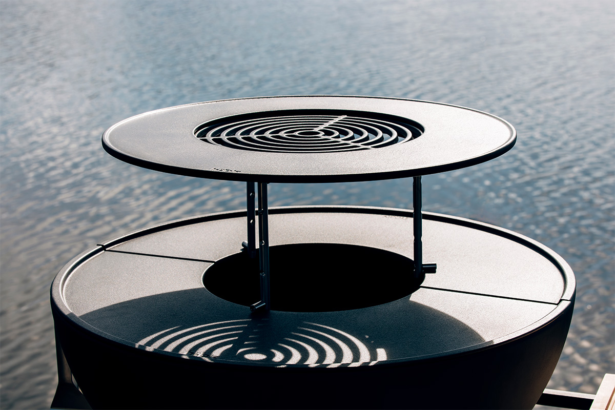 Depicted here is a round table with a circular top, with the BOWL 70 Warming Ring.