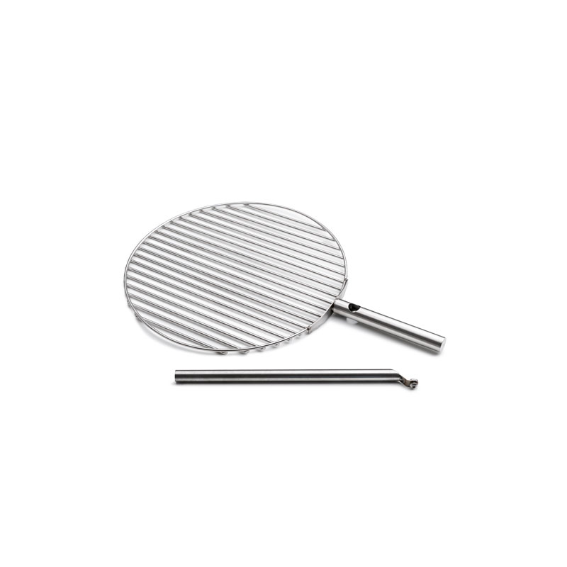 Experience a stainless grill grise with a handle with the refined touch of the Triple 65 BBQ Set