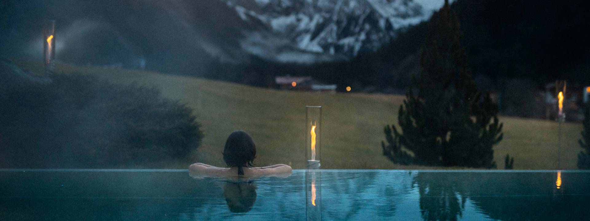 The Spin Tablefire Shop Zahlungsarten integrates seamlessly into the setting, where a woman in a pool at night.