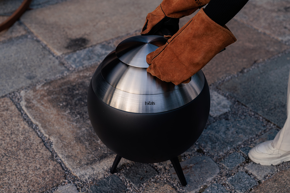 MOON 45 Perfect Pellet Premium MOON Deckel wird aufgesetzt