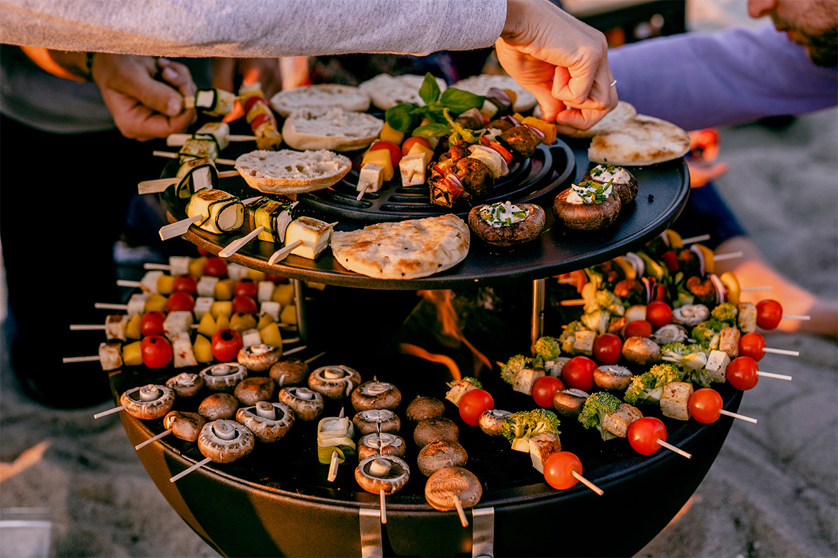 BOWL 57 Warming Ring This image shows a person holding a plate of food on a table, with the BOWL 57 Warming Ring.