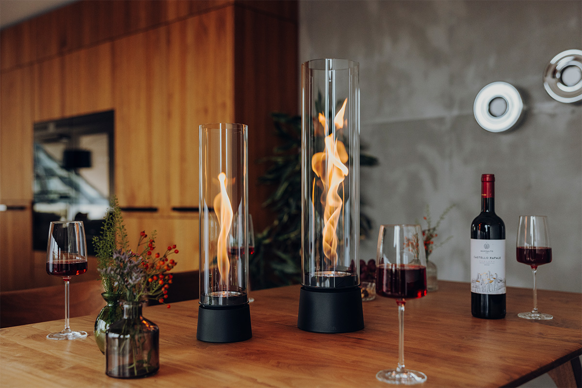 SPIN air 1200 Tabletop Fireplace matte black SPIN air 1200 und 900 mattschwarz als Packshot auf einem Küchentisch