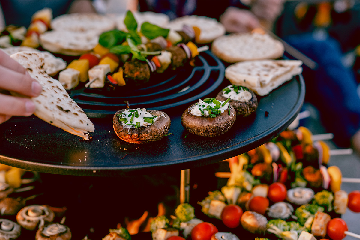 BOWL 57 Sear Grate Experience a plate of food with the refined touch of the 00613 Bowl 57 Sear Grate Warming