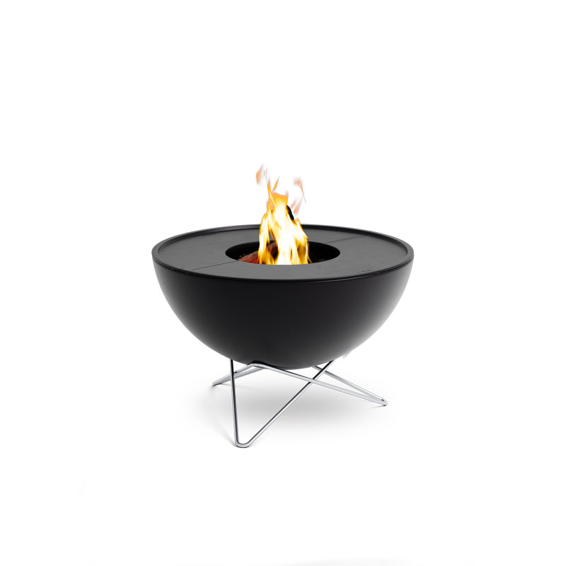 BOWL 57 Plancha BBQ Set low This image shows a black fire pit with a flame on top, with the BOWL 57 Plancha BBQ Set low.