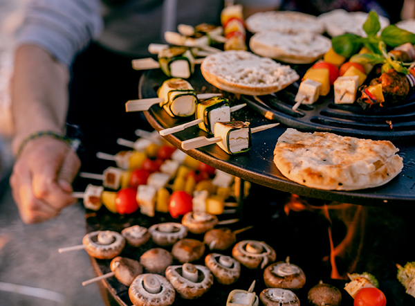 Colourful BBQ skewers BOWL mit Grillspießen auf der Plancha