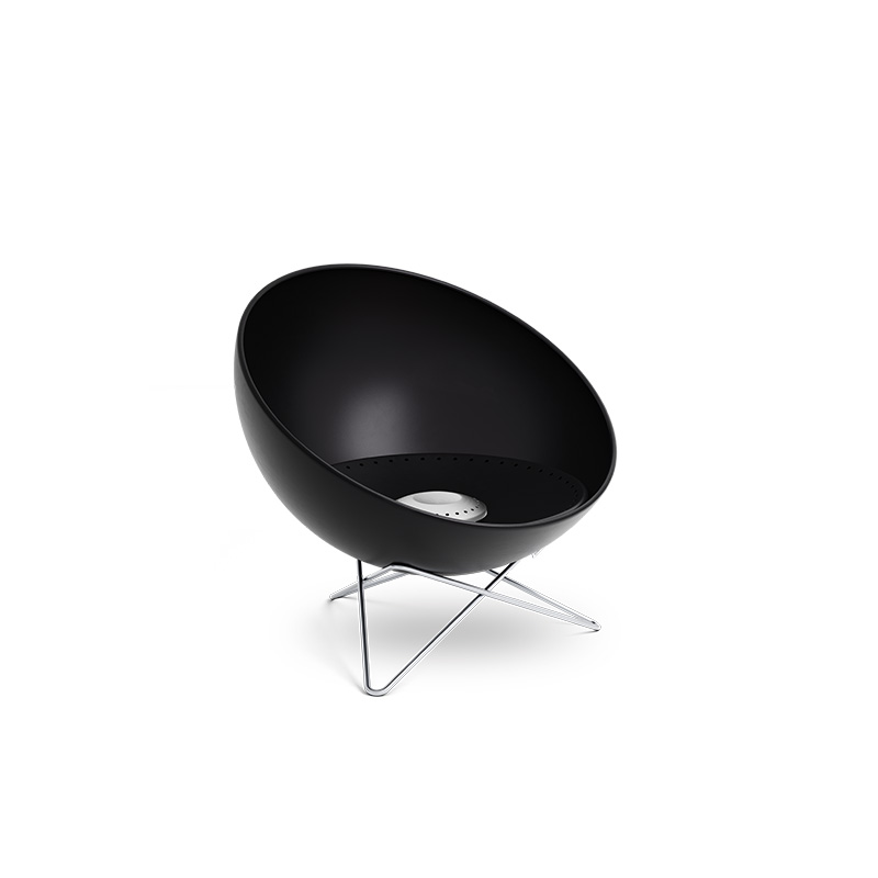 A fire pit with a metal stand the 00249 Bowl 57 with starstand complements the moment with its thoughtful design.