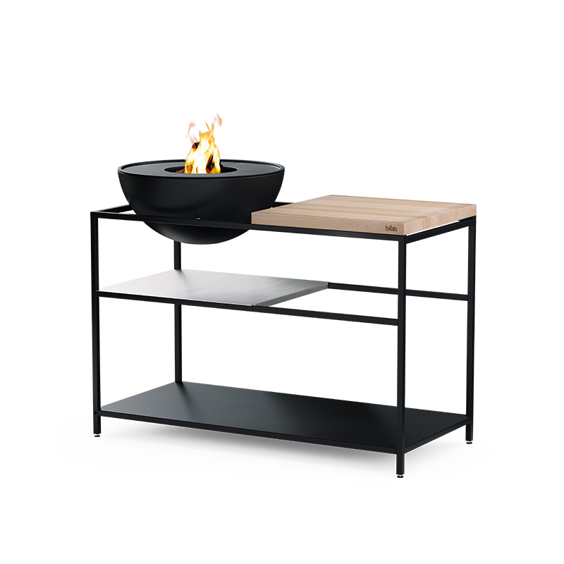 FIRE KITCHEN with BOWL 57 Plancha BBQ Set low A view of a black table with a fire on top, with the FIRE KITCHEN with BOWL 57 Plancha BBQ Set incl. wheels.