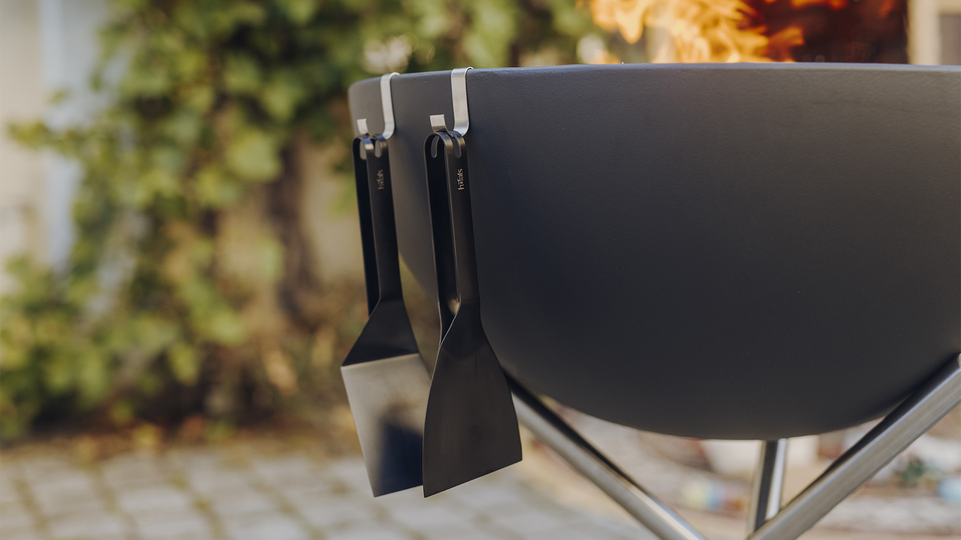 An inviting scene with a chair with a fire in the background, highlighted by the presence of the 00857 Spatula black