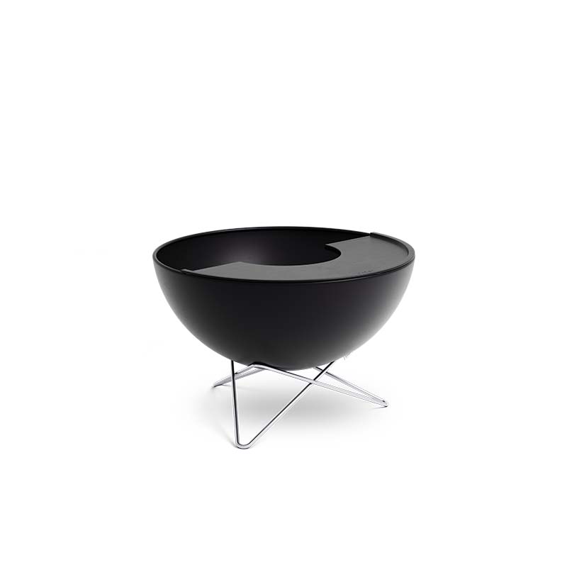 The black bowl is on a metal stand, with the 00256 Bowl 57 Plancha adding a functional and elegant touch to the scene.