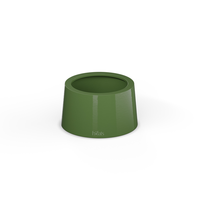 A green metal emaille cup with a white background, enriched by the presence of the 00851 Spin Air 900 Base green, which merges design with utility.