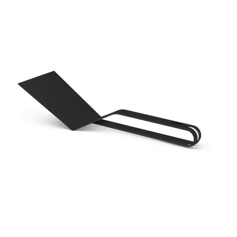 An inviting scene with a black spatula on a white background, highlighted by the presence of the 00858 Wender black