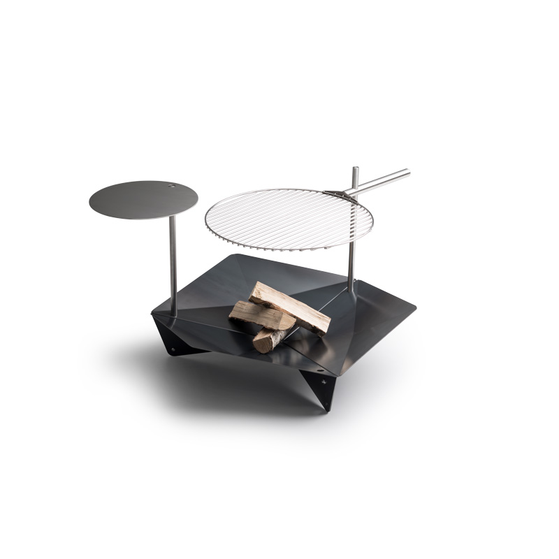 TRIPLE Pole 40 Illustrated is a black and white table with a grill, with the TRIPLE Table.