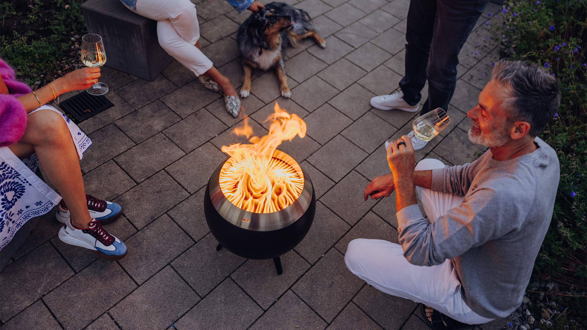 Moon mit niedrigem Fuß auf dem Boden