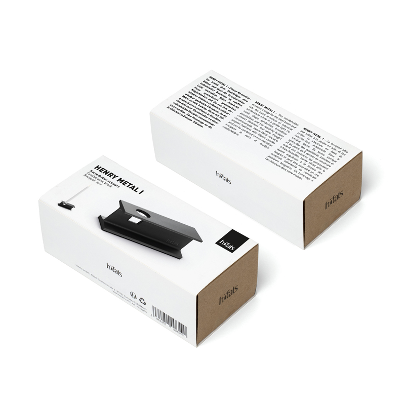 HENRY METAL I Candleholder black An inviting scene highlights the Henry Metal I Packaging, blending effortlessly into its surroundings.