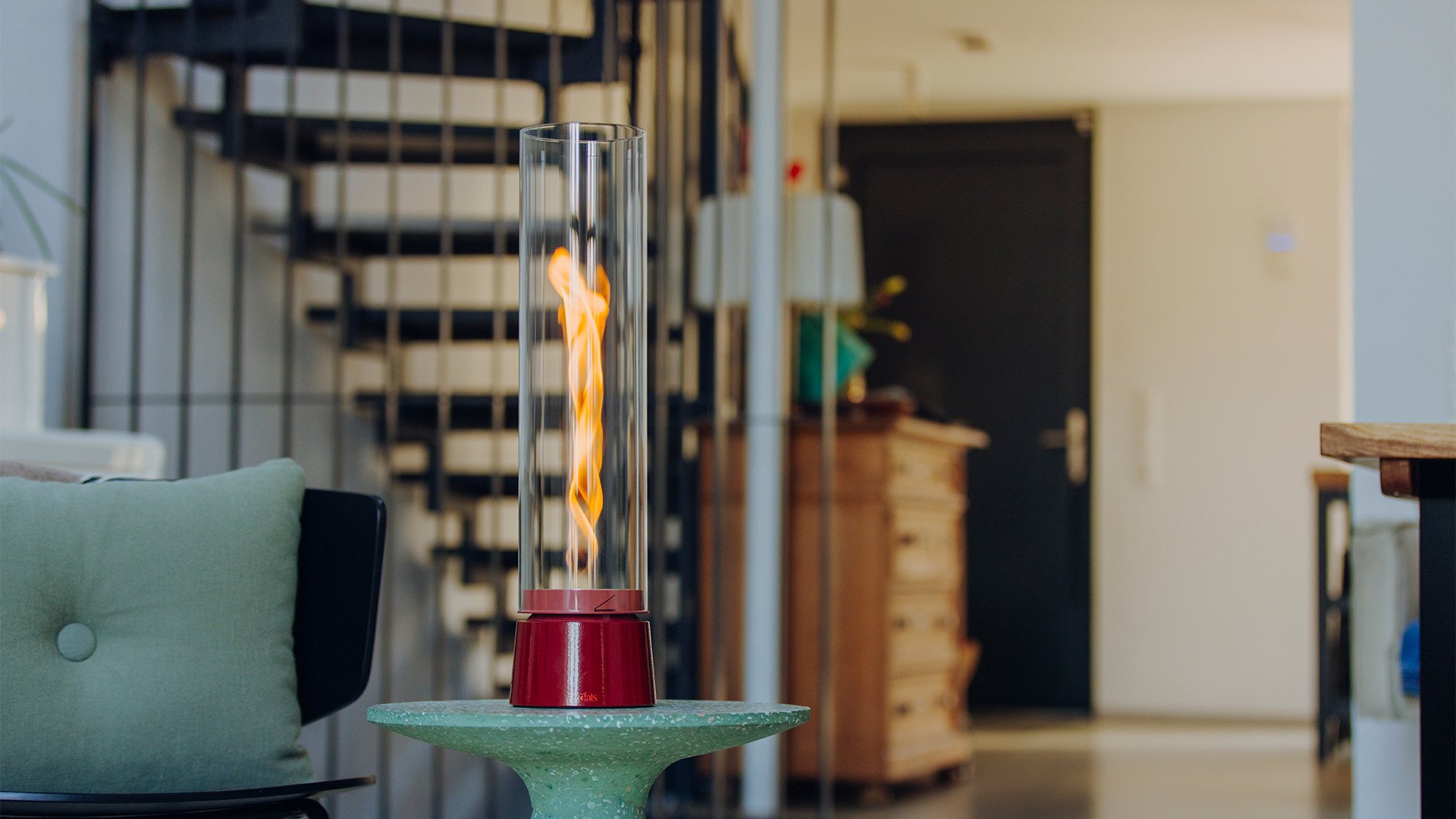 SPIN air rot auf einem grünen Beistelltisch