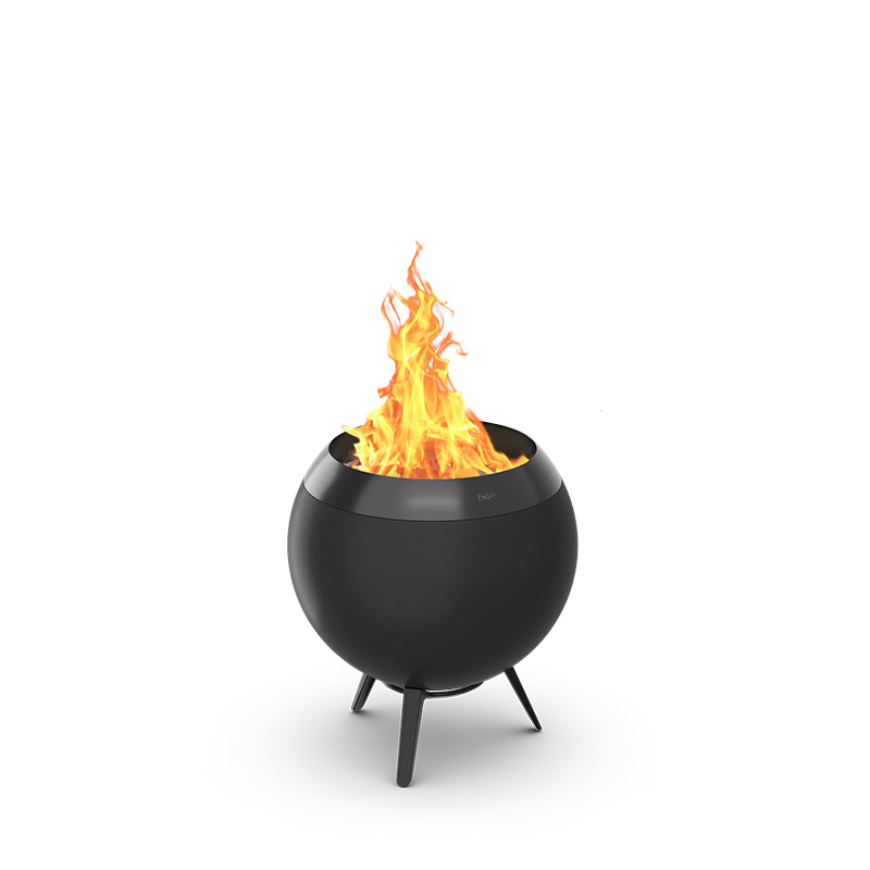 MOON 45 all black Fire Basket with low stand Studiobild der MOON mit niedrigem Fuß mit brennender Flamme