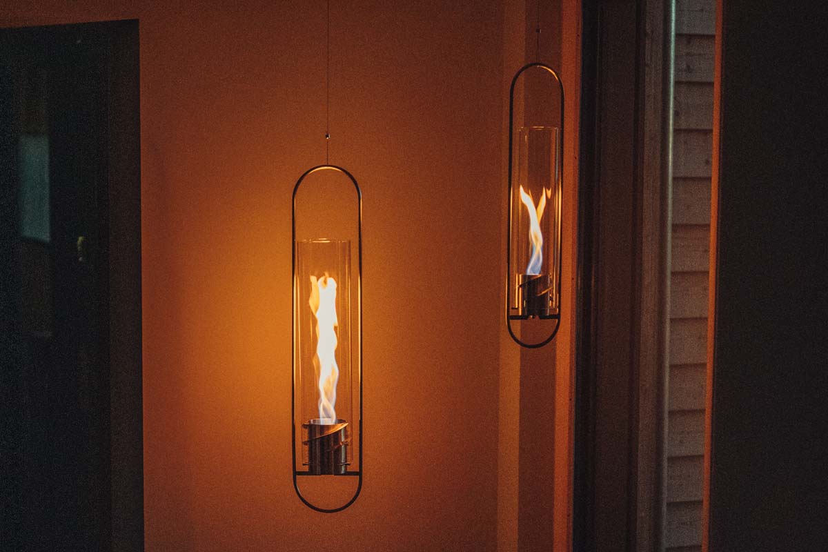 SPIN 1200 Hanging system silver A view of a light bulb hanging from a wall, with the SPIN 1200 Base silver.