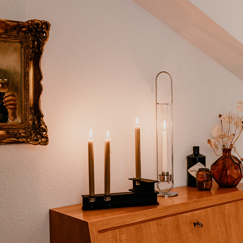 Scene showing a picture of a woman in a mirror, where the Henry Metal II stands out for its practical elegance.