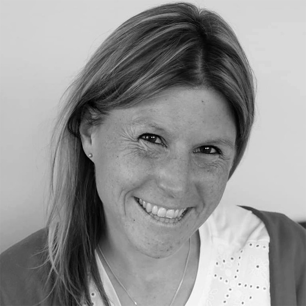 A women smiling on a black an white photo