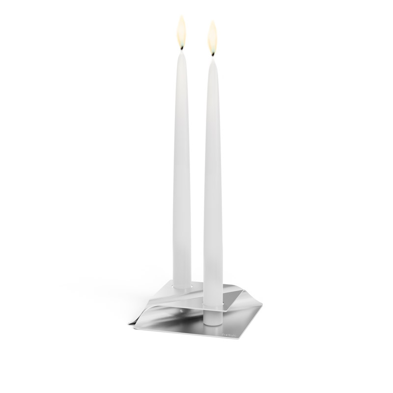 SQUARE CANDLE Candleholder silver A view of a white candle with a single flame, with the SQUARE CANDLE Candleholder silver.
