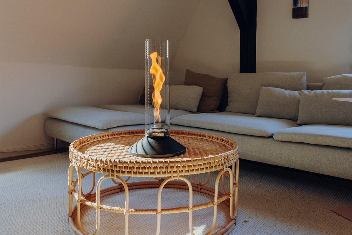 SPIN X 1200 Tabletop Fireplace black SPIN X auf einem Wohnzimmertisch