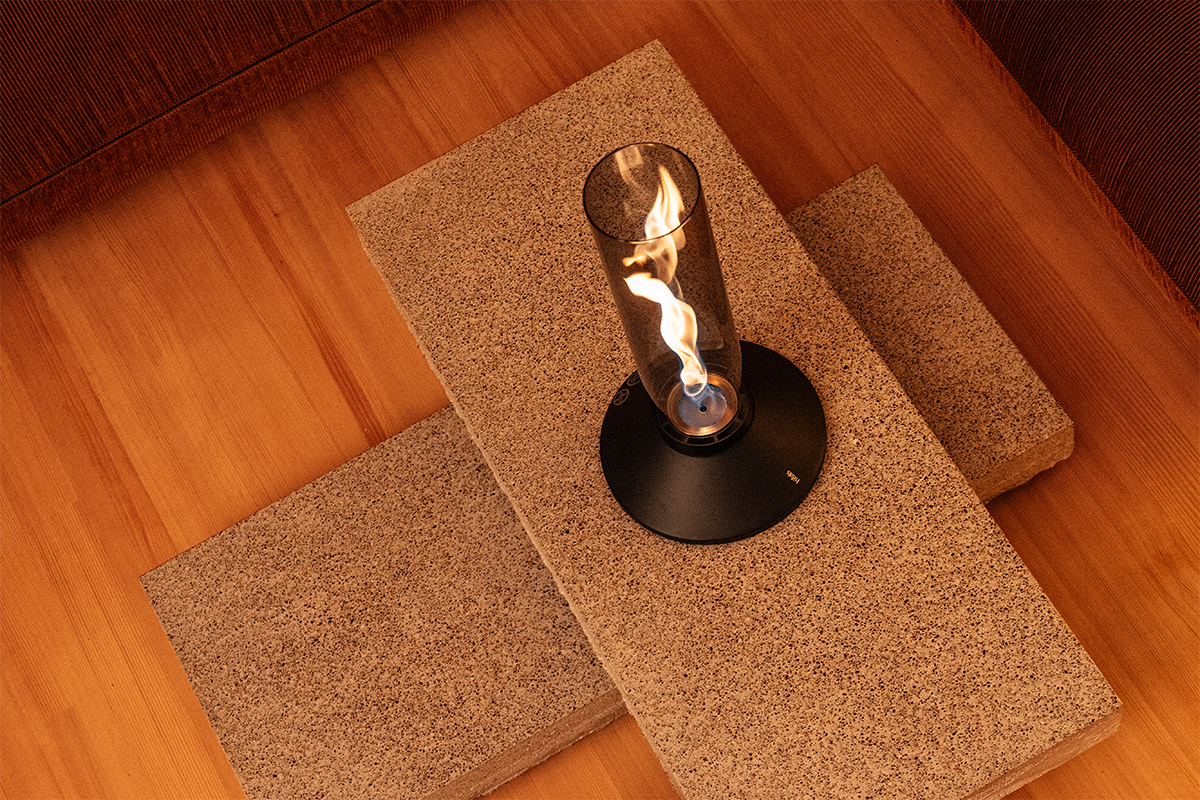 SPIN X 900 Tabletop Fireplace all black SPIN X all black auf einem Wohnzimmertisch