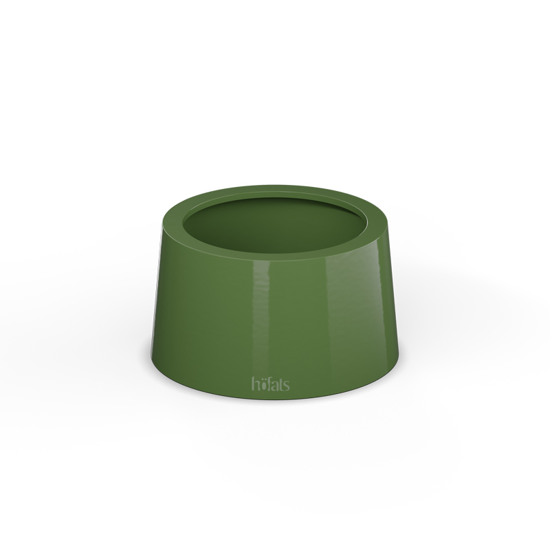 A green metal emaille cup with a white background, enriched by the presence of the 00849 Spin Air 1200 Base green , which merges design with utility.