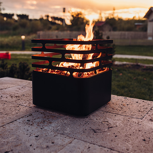 Illustrated is a fire pit, with the LOGO CUBE Fire basket black.