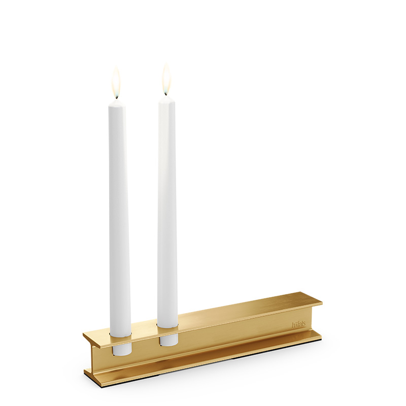 HENRY METAL II Candleholder gold A pair of candles on a stand, enriched by the presence of the 00662 Henry Metal II Gold, which merges design with utility.