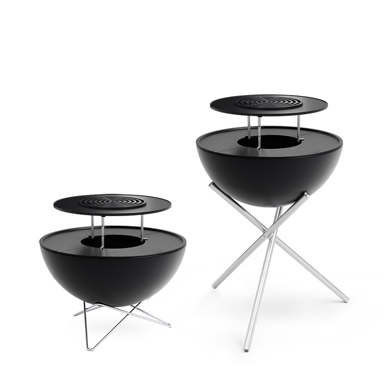 BOWL 57 Warming Ring Experience two black barbecues with a grill on top with the refined touch of the 00613 Bowl 57 Sear Grate Warming Ring