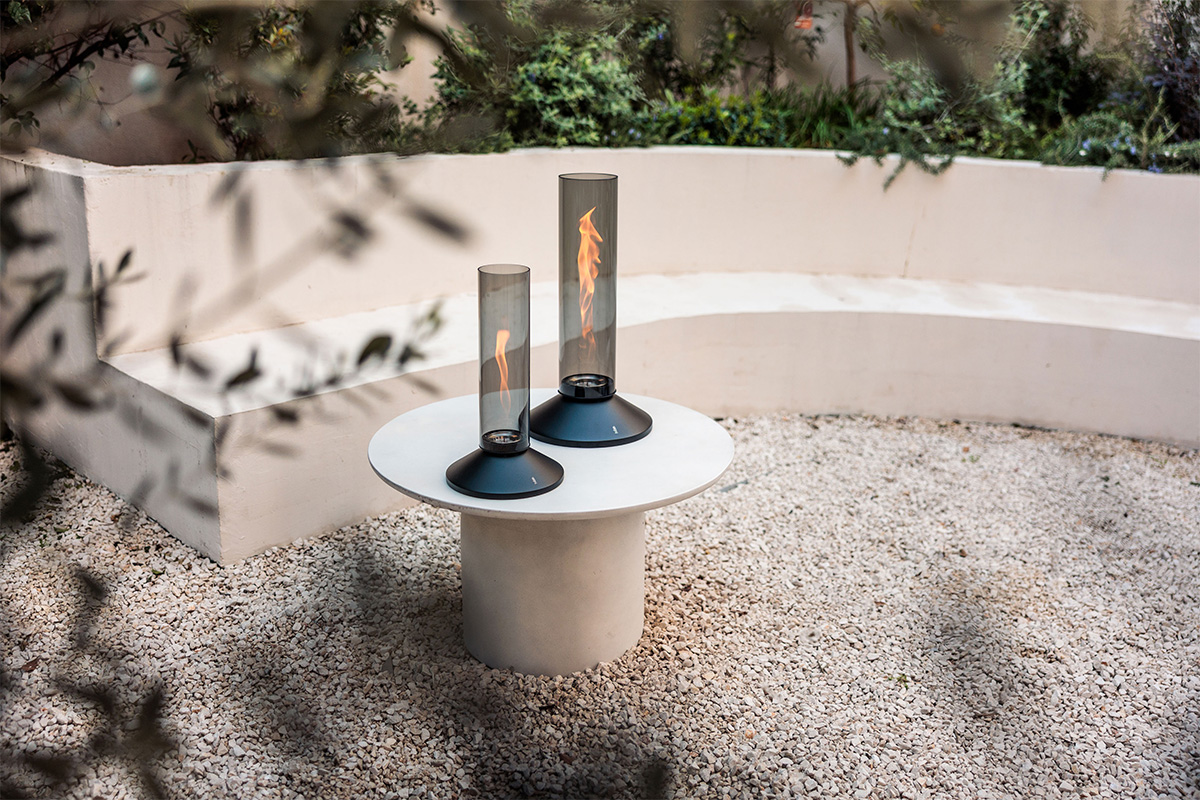 SPIN X 1200 Tabletop Fireplace all black SPIN X all black auf einem Wohnzimmertisch